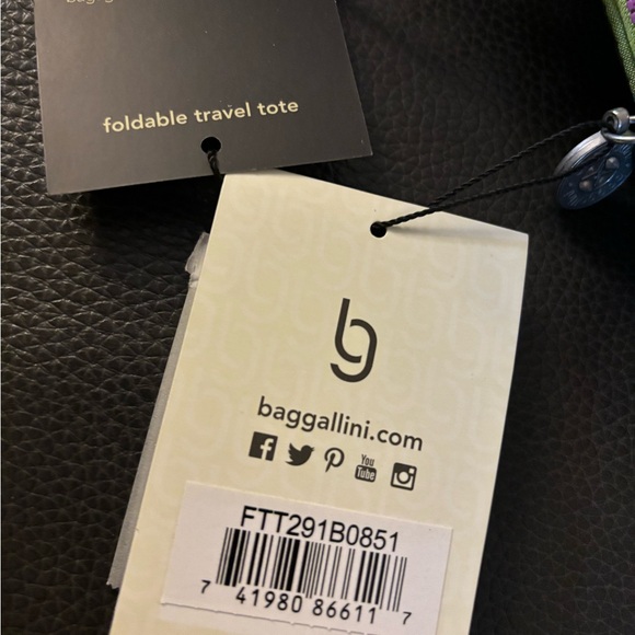 Baggallini folding travel bag - Picture 5 of 5